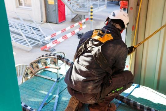 Elektroinstallateur bei der Arbeit