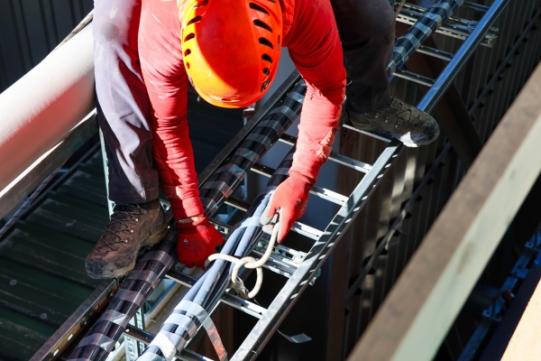 Elektroinstallateur bei der Arbeit